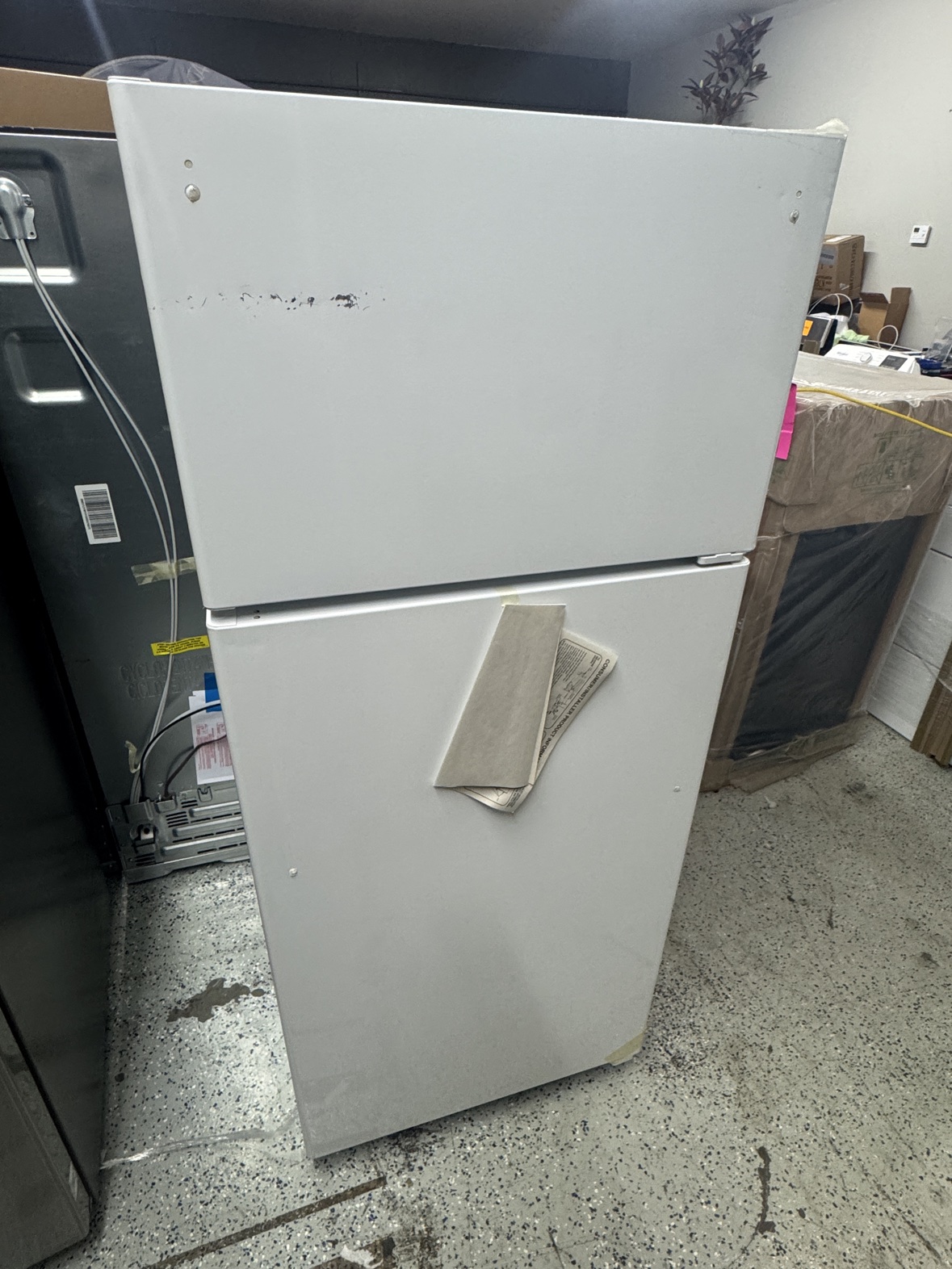 New GE White Top Freezer Refrigerator - photo 2