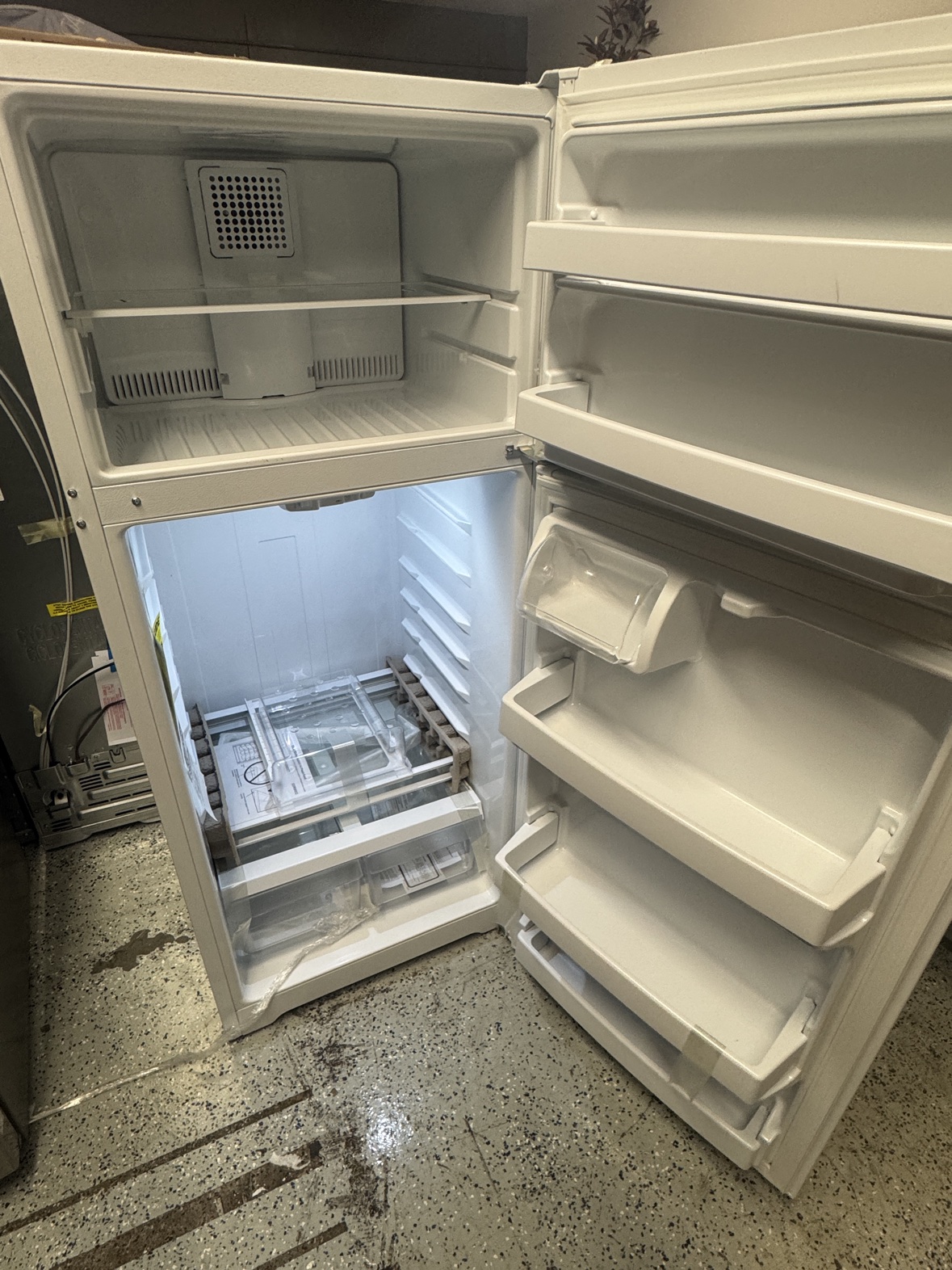New GE White Top Freezer Refrigerator - photo 3